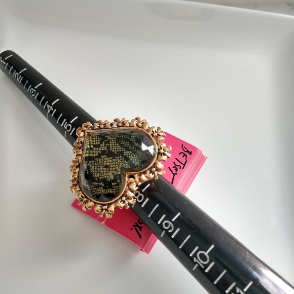 Betsey Johnson Heart Shape Ring - Picture 3 of 8